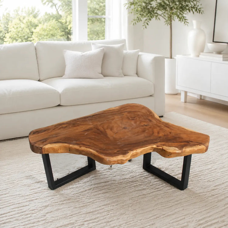 Couchtisch aus massiver Akazien-Baumscheibe (121 × 80 × 43 cm, 8 cm starke Platte) mit organisch-dreieckiger Form, heller Baumkante und goldbrauner Maserung, Naturholz-Unikat für moderne, skandinavische oder asiatische Wohnzimmer in der Schweiz