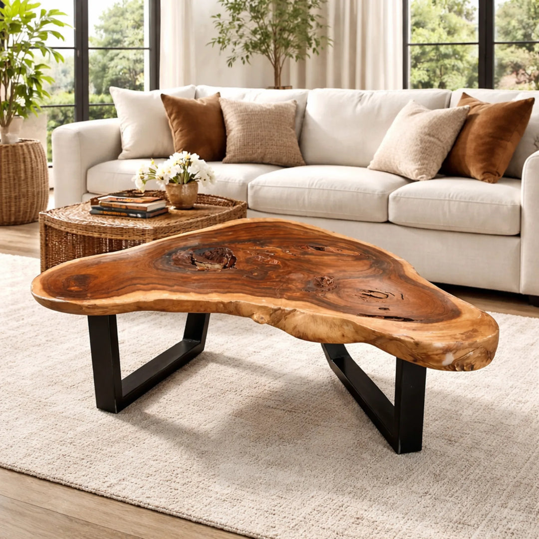 Baumkante-Couchtisch aus massiver Akazien-Baumscheibe (109 × 105 × 43 cm) mit Delta/Tropfen-Form, Naturkante und Metallgestell, organisches Naturholz-Unikat als Salontisch für L-Sofa, Ecksofa oder Lounge in der Schweiz