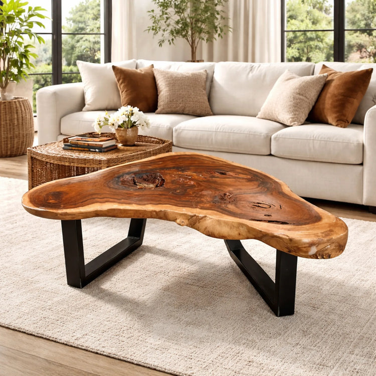 Baumkante-Couchtisch aus massiver Akazien-Baumscheibe (109 × 105 × 43 cm) mit Delta/Tropfen-Form, Naturkante und Metallgestell, organisches Naturholz-Unikat als Salontisch für L-Sofa, Ecksofa oder Lounge in der Schweiz