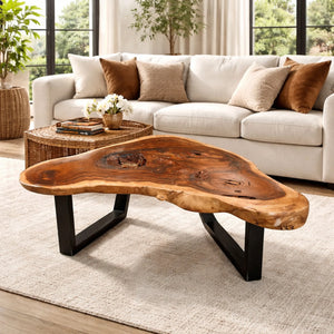 Baumkante-Couchtisch aus massiver Akazien-Baumscheibe (109 × 105 × 43 cm) mit Delta/Tropfen-Form, Naturkante und Metallgestell, organisches Naturholz-Unikat als Salontisch für L-Sofa, Ecksofa oder Lounge in der Schweiz