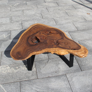 Couchtisch Baumkante Akazie 109×105×43 cm – Unikat aus einer Baumscheibe