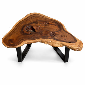 Baumkante-Couchtisch aus massiver Akazien-Baumscheibe (109 × 105 × 43 cm) mit Delta/Tropfen-Form, Naturkante und Metallgestell, organisches Naturholz-Unikat als Salontisch für L-Sofa, Ecksofa oder Lounge in der Schweiz
