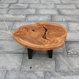 `Wasserbeständiger Baumstamm-Couchtisch aus massiver Akazien-Baumscheibe (98 x 80 x 43 cm, 8 cm starke Platte) mit organischer Naturform, sichtbaren Jahresringen und schwarzen Metallfüßen, pflegeleichtes Naturholz-Unikat für Wohnzimmer und Lounge in der Schweiz`
