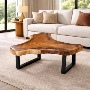 Dreieckiger Couchtisch aus Akazie-Baumscheibe, 110 x 110 x 43 cm, 8 cm starke Platte, rustikales Massivholz-Unikat für Wohnzimmer, Loft oder Lounge in der Schweiz