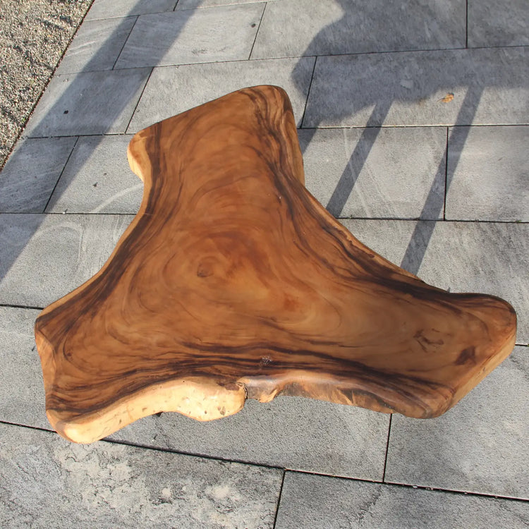 Dreieckiger Couchtisch aus Akazie-Baumscheibe, 110 x 110 x 43 cm, 8 cm starke Platte, rustikales Massivholz-Unikat für Wohnzimmer, Loft oder Lounge in der Schweiz