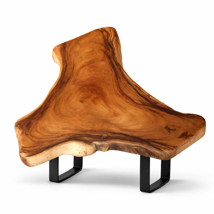 Dreieckiger Couchtisch aus Akazie-Baumscheibe, 110 x 110 x 43 cm, 8 cm starke Platte, rustikales Massivholz-Unikat für Wohnzimmer, Loft oder Lounge in der Schweiz