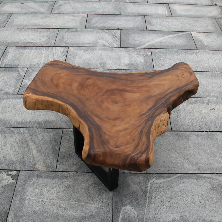 Dreieckiger Holzstammtisch aus massiver Akazie-Baumscheibe (Suarholz, 110 x 110 x 43 cm, 8 cm starke Platte) mit Naturkante und Metallgestell, markantes Massivholz-Design-Unikat für modernes Wohnzimmer, Lounge oder Loft in der Schweiz
