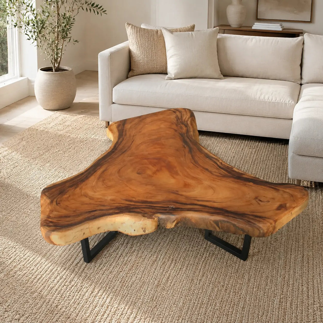 Dreieckiger Couchtisch aus Akazie-Baumscheibe, 110 x 110 x 43 cm, 8 cm starke Platte, rustikales Massivholz-Unikat für Wohnzimmer, Loft oder Lounge in der Schweiz