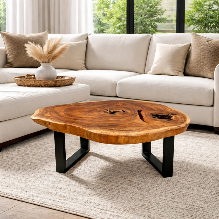 Baumkante-Couchtisch aus massiver Suarholz-Baumscheibe (105 × 83 × 43 cm, 8 cm starke Platte) mit natürlicher Baumkante, Rissen und Jahresringen, robuster Naturholz-Sofatisch für Wohnzimmer, Lounge oder Ferienwohnung in der Schweiz