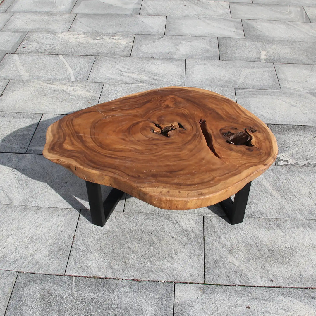 Baumkante-Couchtisch aus massiver Suarholz-Baumscheibe (105 × 83 × 43 cm, 8 cm starke Platte) mit natürlicher Baumkante, Rissen und Jahresringen, robuster Naturholz-Sofatisch für Wohnzimmer, Lounge oder Ferienwohnung in der Schweiz`
