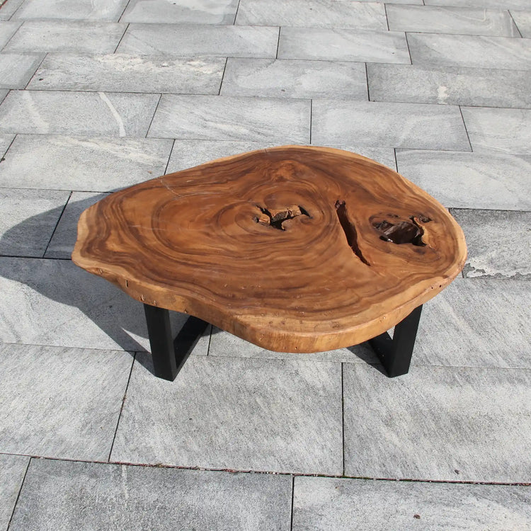 Baumkante-Couchtisch aus massiver Suarholz-Baumscheibe (105 × 83 × 43 cm, 8 cm starke Platte) mit natürlicher Baumkante, Rissen und Jahresringen, robuster Naturholz-Sofatisch für Wohnzimmer, Lounge oder Ferienwohnung in der Schweiz