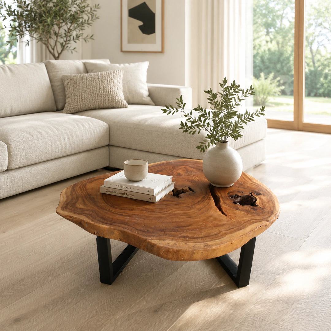 Baumkante-Couchtisch aus massiver Suarholz-Baumscheibe (105 × 83 × 43 cm, 8 cm starke Platte) mit natürlicher Baumkante, Rissen und Jahresringen, robuster Naturholz-Sofatisch für Wohnzimmer, Lounge oder Ferienwohnung in der Schweiz