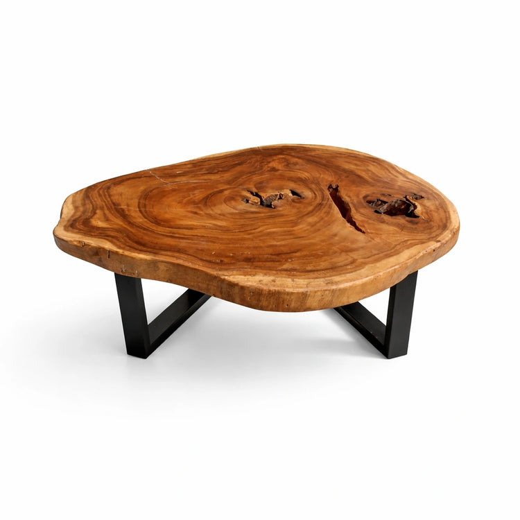 Baumkante-Couchtisch aus massiver Suarholz-Baumscheibe (105 × 83 × 43 cm, 8 cm starke Platte) mit natürlicher Baumkante, Rissen und Jahresringen, robuster Naturholz-Sofatisch für Wohnzimmer, Lounge oder Ferienwohnung in der Schweiz