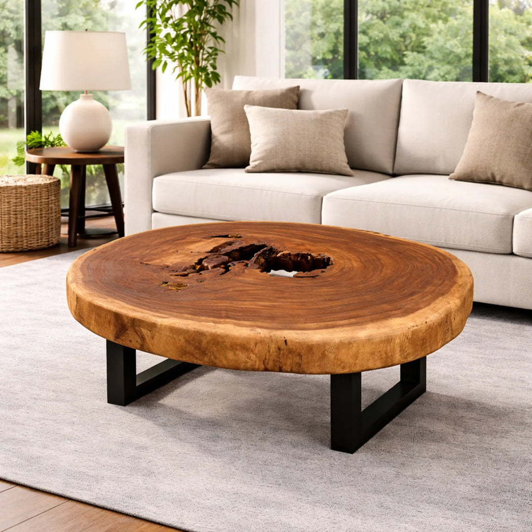 Baumscheiben-Couchtisch aus massiver Akazie (80 x 76 x 43 cm, 8 cm starke Platte) mit fast runder Naturform, zentraler Höhlung und markanter Baumkante, kompakter Naturholz-Unikat-Tisch für kleine Wohnzimmer, Stadt- und Ferienwohnungen in der Schweiz