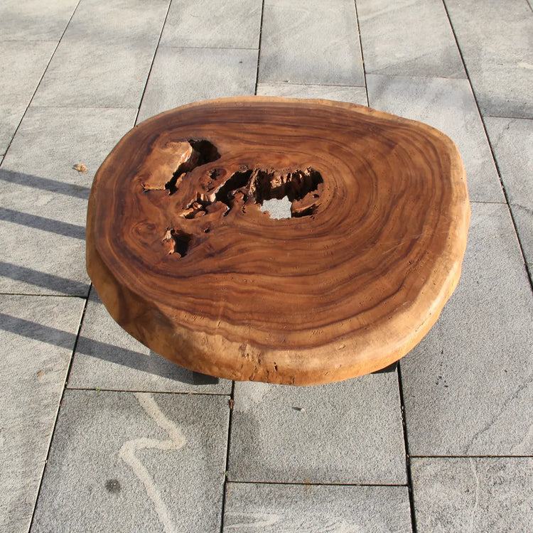 Baumscheiben-Couchtisch aus massiver Akazie (80 x 76 x 43 cm, 8 cm starke Platte) mit fast runder Naturform, zentraler Höhlung und markanter Baumkante, kompakter Naturholz-Unikat-Tisch für kleine Wohnzimmer, Stadt- und Ferienwohnungen in der Schweiz
