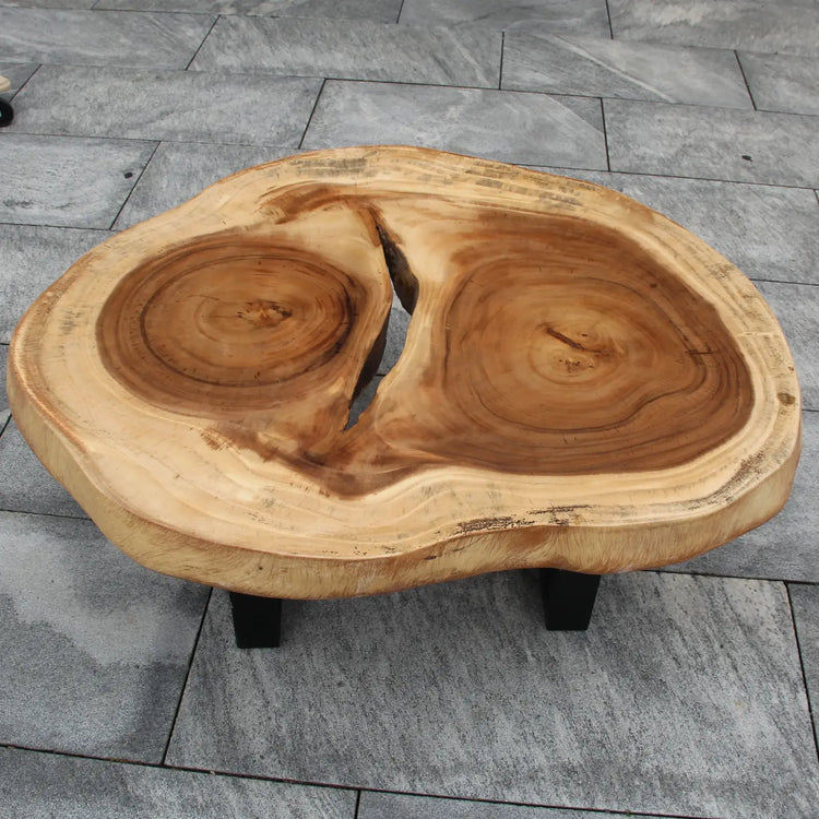 Heller Baumkante-Couchtisch aus Akazie-Baumscheibe (Suarholz, ca. 92 x 75 x 43 cm, 8 cm stark), fast weißer Holztisch im asiatischen Stil für moderne Wohnzimmer, Massivholz-Unikat ab Lager Schaffhausen