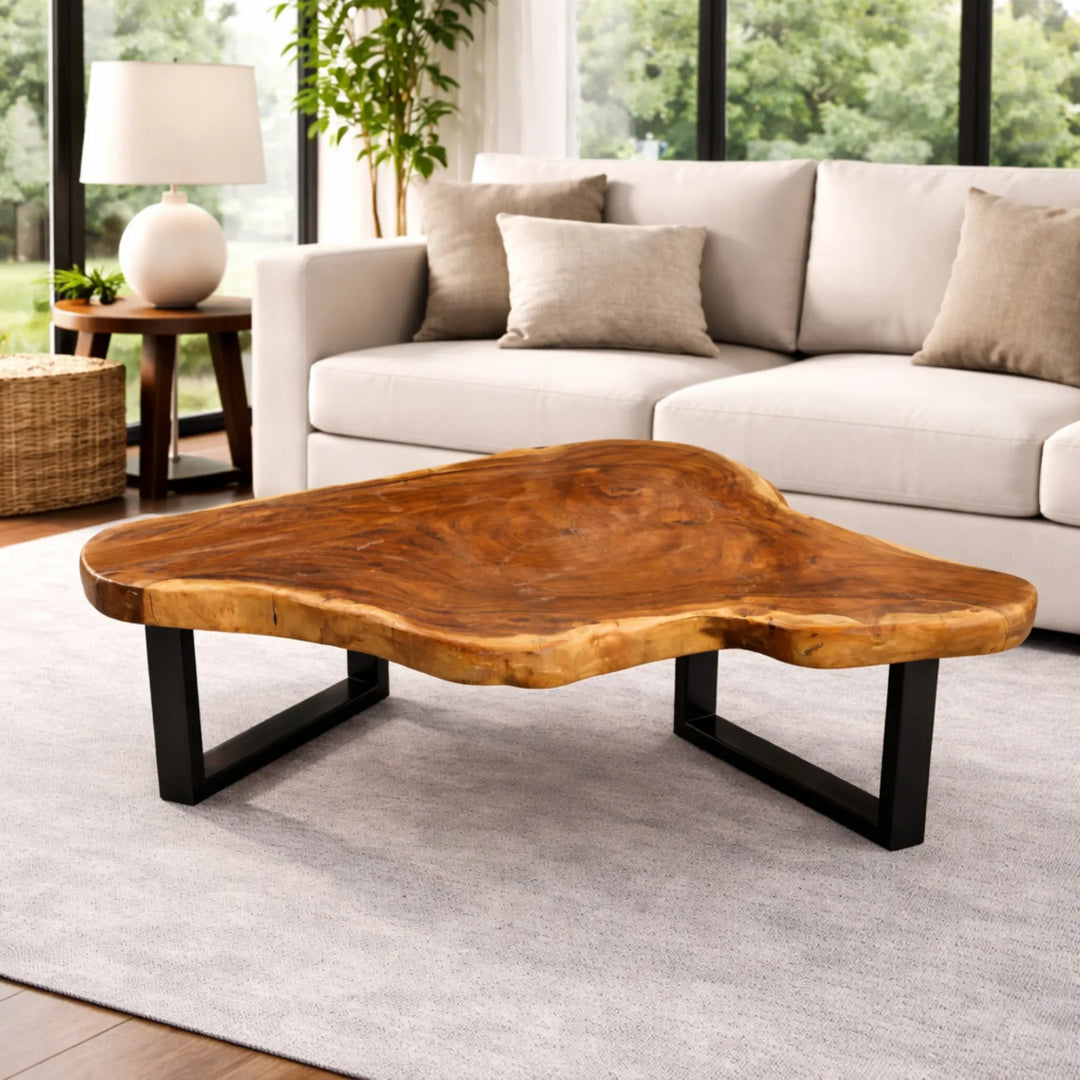 Couchtisch aus massiver Akazien-Baumscheibe (121 × 80 × 43 cm, 8 cm starke Platte) mit organisch-dreieckiger Form, heller Baumkante und goldbrauner Maserung, Naturholz-Unikat für moderne, skandinavische oder asiatische Wohnzimmer in der Schweiz