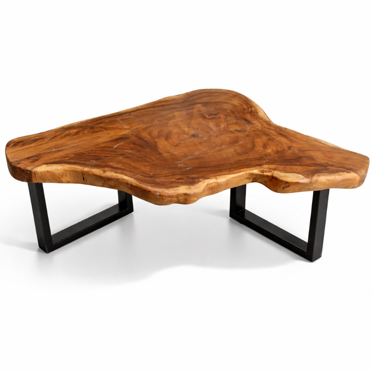 Couchtisch aus massiver Akazien-Baumscheibe (121 × 80 × 43 cm, 8 cm starke Platte) mit organisch-dreieckiger Form, heller Baumkante und goldbrauner Maserung, Naturholz-Unikat für moderne, skandinavische oder asiatische Wohnzimmer in der Schweiz