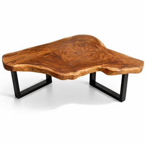 Couchtisch aus massiver Akazien-Baumscheibe (121 × 80 × 43 cm, 8 cm starke Platte) mit organisch-dreieckiger Form, heller Baumkante und goldbrauner Maserung, Naturholz-Unikat für moderne, skandinavische oder asiatische Wohnzimmer in der Schweiz