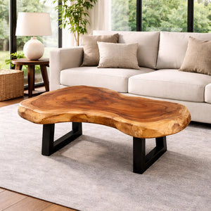 Organisch-dreieckiger Couchtisch aus massiver Akazie-Baumscheibe (96 × 93 × 43 cm, 8 cm starke Platte) mit Baumkante und warmem Goldbraun, Massivholz-Unikat für Design-Wohnzimmer, Loft oder Lounge in der Schweiz
