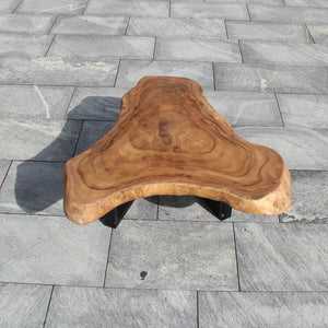 Couchtisch Holz Akazie – Baumscheibe 96×93 cm, Baumkante, Unikat (organisch-dreieckig)