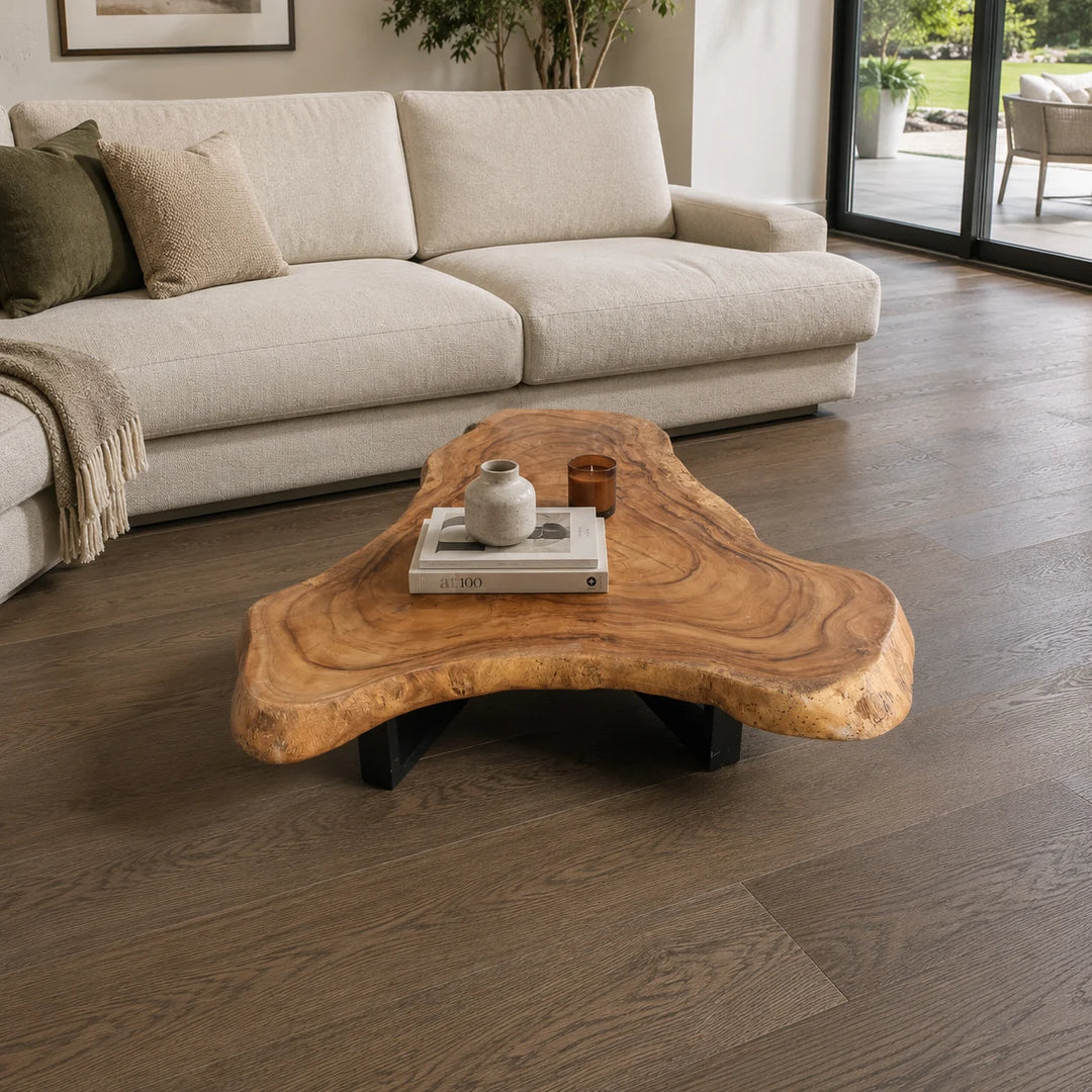 Organisch-dreieckiger Couchtisch aus massiver Akazie-Baumscheibe (96 × 93 × 43 cm, 8 cm starke Platte) mit Baumkante und warmem Goldbraun, Massivholz-Unikat für Design-Wohnzimmer, Loft oder Lounge in der Schweiz