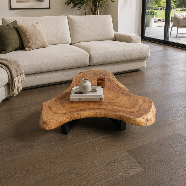 Organisch-dreieckiger Couchtisch aus massiver Akazie-Baumscheibe (96 × 93 × 43 cm, 8 cm starke Platte) mit Baumkante und warmem Goldbraun, Massivholz-Unikat für Design-Wohnzimmer, Loft oder Lounge in der Schweiz