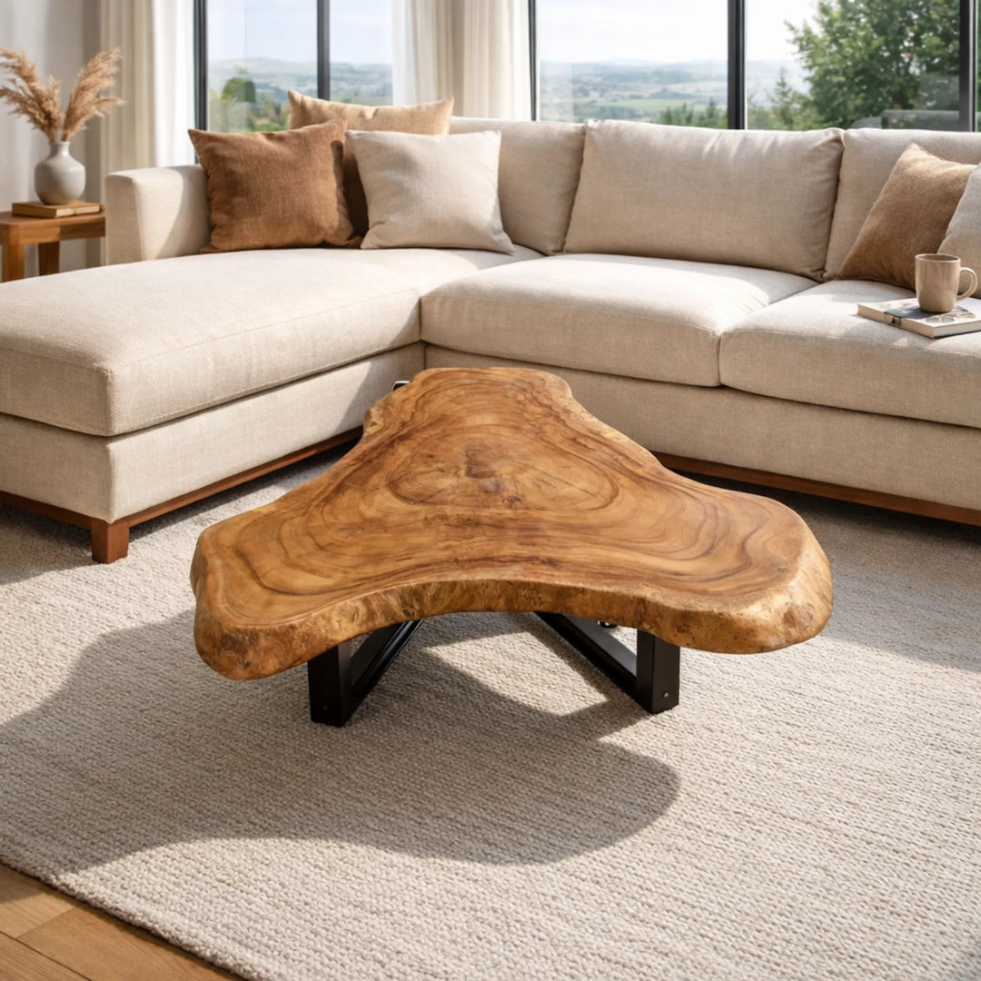 Organisch-dreieckiger Couchtisch aus massiver Akazie-Baumscheibe (96 × 93 × 43 cm, 8 cm starke Platte) mit Baumkante und warmem Goldbraun, Massivholz-Unikat für Design-Wohnzimmer, Loft oder Lounge in der Schweiz
