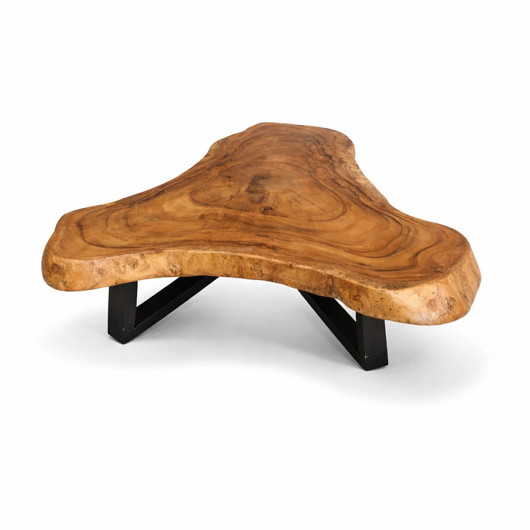 Organisch-dreieckiger Couchtisch aus massiver Akazie-Baumscheibe (96 × 93 × 43 cm, 8 cm starke Platte) mit Baumkante und warmem Goldbraun, Massivholz-Unikat für Design-Wohnzimmer, Loft oder Lounge in der Schweiz
