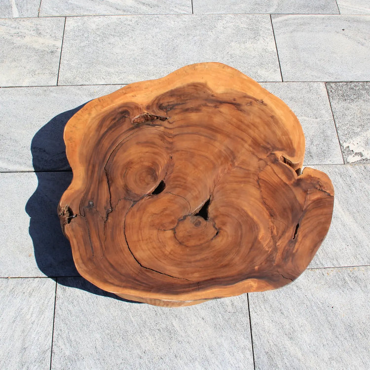 Runder Holz-Couchtisch aus massiver Akazien-Baumscheibe (94 x 92 x 43 cm, 8 cm starke Platte) mit Naturrand und wirbelartiger Maserung, kompakter Naturholz-Unikat-Tisch für kleine und mittlere Wohnzimmer in der Schweiz