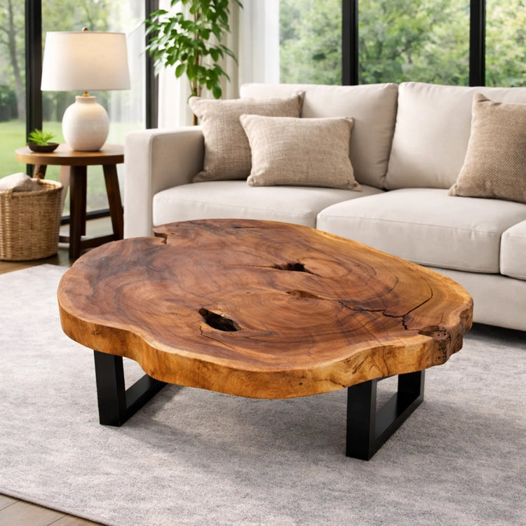 Runder Holz-Couchtisch aus massiver Akazien-Baumscheibe (94 x 92 x 43 cm, 8 cm starke Platte) mit Naturrand und wirbelartiger Maserung, kompakter Naturholz-Unikat-Tisch für kleine und mittlere Wohnzimmer in der Schweiz