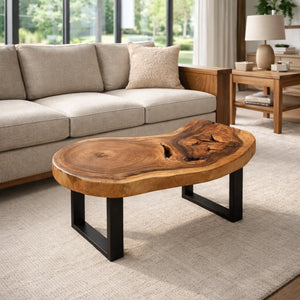 Baumscheiben-Designertisch aus massiver Akazien-Baumscheibe (110 x 75 x 43 cm, ca. 8 cm starke Platte) mit Natur-Loch, unregelmäßiger organischer Form und lebendiger Maserung, naturbelassenes Holzstamm-Unikat als Couchtisch für Lounge, Wohnzimmer oder überdachte Gartenlounge in der Schweiz`