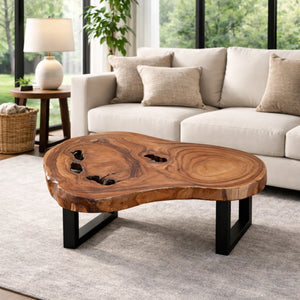 Couchtisch aus Holzstamm / massiver Akazien-Baumscheibe (105 x 72 x 43 cm, ca. 8 cm starke Platte) mit wasserbeckenartiger Naturform, Astlöchern und Baumkante, langlebiges Naturholz-Unikat für Wohnzimmer mit L-Sofa, Loft oder Wintergarten in der Schweiz`
