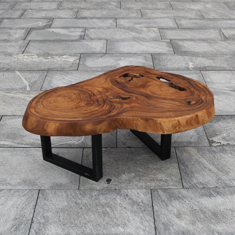 `Couchtisch aus Holzstamm / massiver Akazien-Baumscheibe (105 x 72 x 43 cm, ca. 8 cm starke Platte) mit wasserbeckenartiger Naturform, Astlöchern und Baumkante, langlebiges Naturholz-Unikat für Wohnzimmer mit L-Sofa, Loft oder Wintergarten in der Schweiz`
