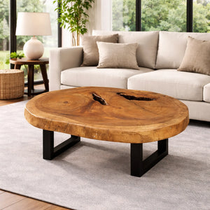 Holzstamm-Couchtisch aus massiver Suar-Baumscheibe (90 x 68 x 43 cm, 8 cm starke Platte) mit organischer Form und Naturkante, kompakter Massivholz-Salontisch im asiatisch-rustikalen Stil für kleine Wohnzimmer in der Schweiz