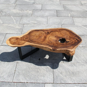 `Freiform-Couchtisch aus massiver Akazien-Baumscheibe (120 x 60 x 43 cm, ca. 8 cm starke Platte) mit organischer Naturform, heller Baumkante und sichtbaren Jahresringen, Design-Unikat für stilvolle Wohnzimmer, Lounge oder Leseecke in der Schweiz`