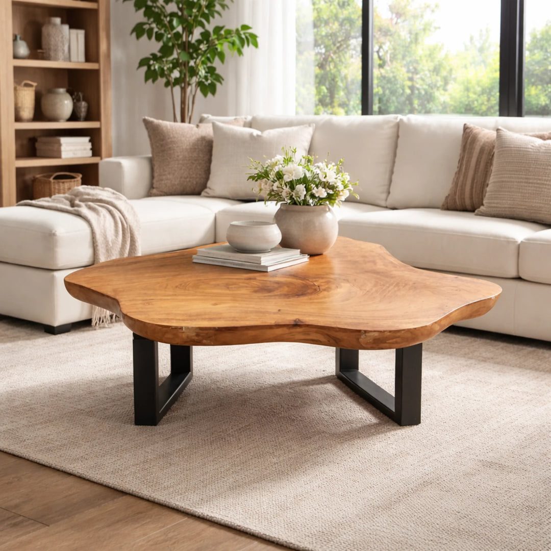 XXL-Couchtisch aus massiver Akazienholz-Baumscheibe (123 cm, 8 cm starke Platte) mit unregelmäßiger Naturform und heller Baumkante, großer Naturholz-Salontisch für Sofalandschaften, Familien-Wohnzimmer oder Loft in der Schweiz