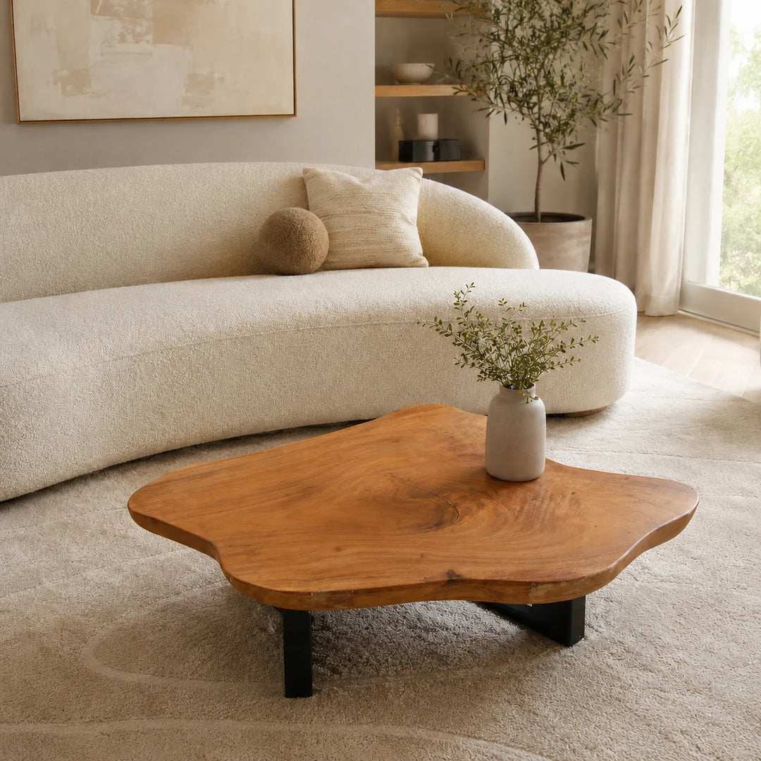 XXL-Couchtisch aus massiver Akazienholz-Baumscheibe (123 cm, 8 cm starke Platte) mit unregelmäßiger Naturform und heller Baumkante, großer Naturholz-Salontisch für Sofalandschaften, Familien-Wohnzimmer oder Loft in der Schweiz