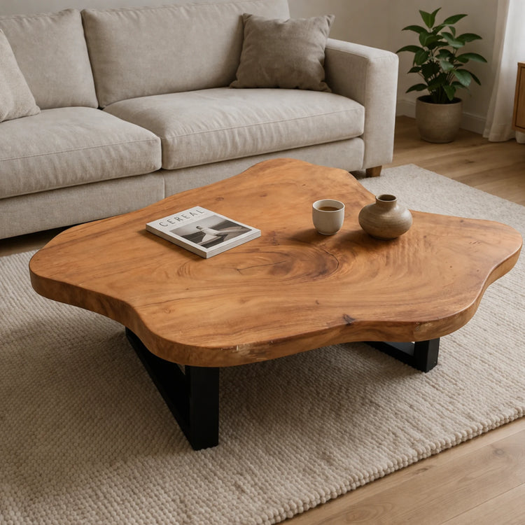 XXL-Couchtisch aus massiver Akazienholz-Baumscheibe (123 cm, 8 cm starke Platte) mit unregelmäßiger Naturform und heller Baumkante, großer Naturholz-Salontisch für Sofalandschaften, Familien-Wohnzimmer oder Loft in der Schweiz