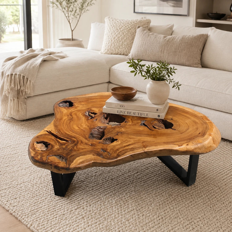 Rechteckiger Couchtisch aus dunkler Akazien-Baumscheibe (101 x 80 x 43 cm, 8 cm starke Platte) mit naturbelassener Oberfläche, Baumkante, Astlöchern und schwarzen Metallbeinen im Industrial-Stil, Massivholz-Unikat für Wohnzimmercouch, Lounge oder Empfangsbereich in der Schweiz
