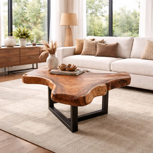 Dreieckiger Holzstammtisch aus massiver Akazie-Baumscheibe (Suarholz, 110 x 110 x 43 cm, 8 cm starke Platte) mit Naturkante und Metallgestell, markantes Massivholz-Design-Unikat für modernes Wohnzimmer, Lounge oder Loft in der Schweiz
