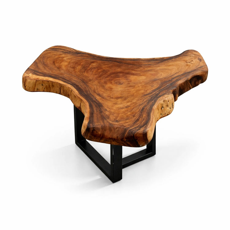 Dreieckiger Holzstammtisch aus massiver Akazie-Baumscheibe (Suarholz, 110 x 110 x 43 cm, 8 cm starke Platte) mit Naturkante und Metallgestell, markantes Massivholz-Design-Unikat für modernes Wohnzimmer, Lounge oder Loft in der Schweiz
