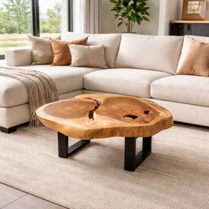 Baumscheiben-Couchtisch mit Naturriss aus massiver Akazie (98 x 80 x 43 cm, ca. 8 cm starke Platte) mit Doppelherz-Maserung, „Schlucht“ und Baumkante auf Metallbasis, Naturholz-Unikat für Wohnzimmer, Loft, Chalet oder Wintergarten in der Schweiz