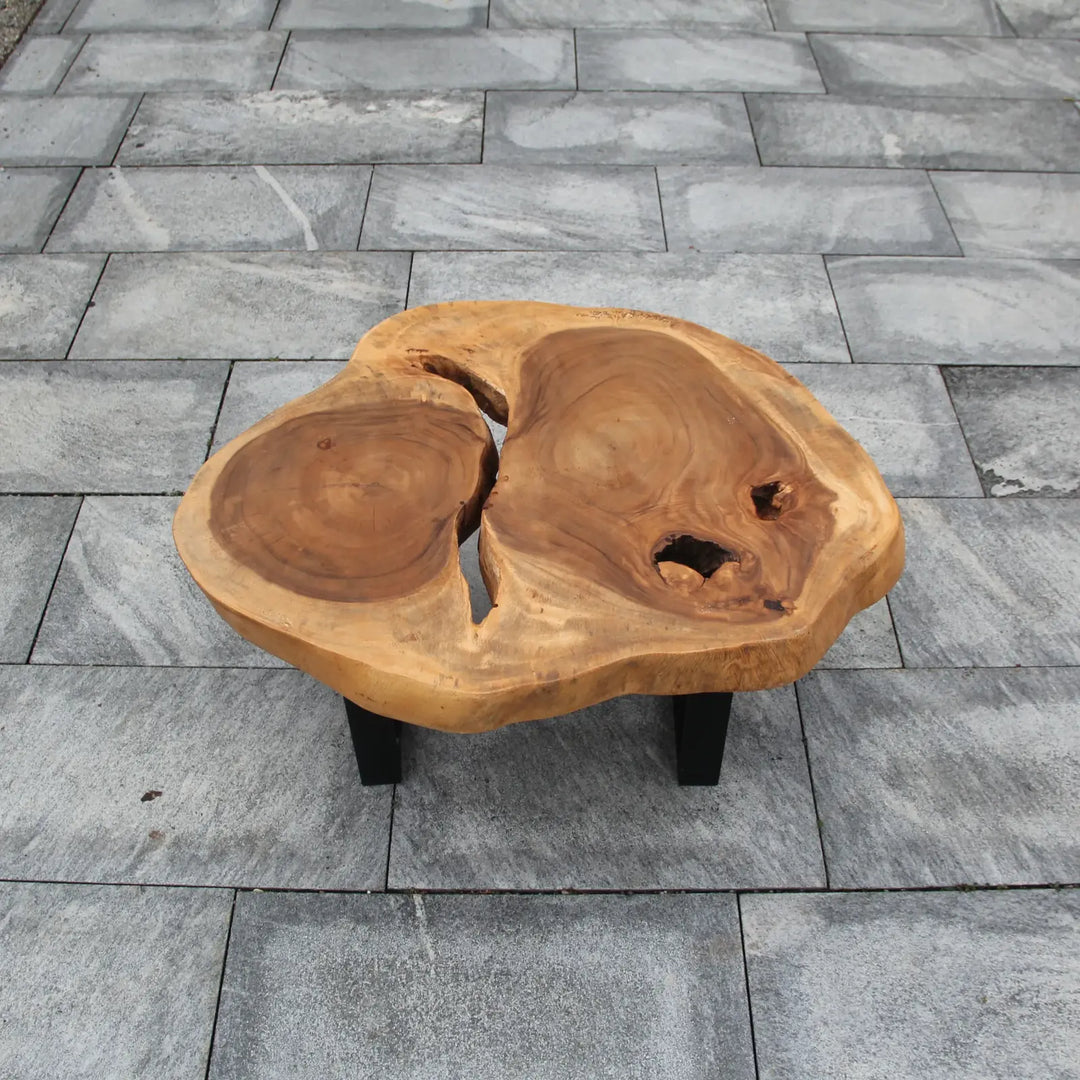 `Baumscheiben-Couchtisch mit Naturriss aus massiver Akazie (98 x 80 x 43 cm, ca. 8 cm starke Platte) mit Doppelherz-Maserung, „Schlucht“ und Baumkante auf Metallbasis, Naturholz-Unikat für Wohnzimmer, Loft, Chalet oder Wintergarten in der Schweiz`
