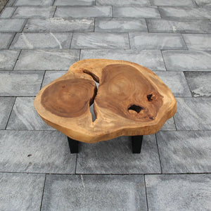 `Baumscheiben-Couchtisch mit Naturriss aus massiver Akazie (98 x 80 x 43 cm, ca. 8 cm starke Platte) mit Doppelherz-Maserung, „Schlucht“ und Baumkante auf Metallbasis, Naturholz-Unikat für Wohnzimmer, Loft, Chalet oder Wintergarten in der Schweiz`
