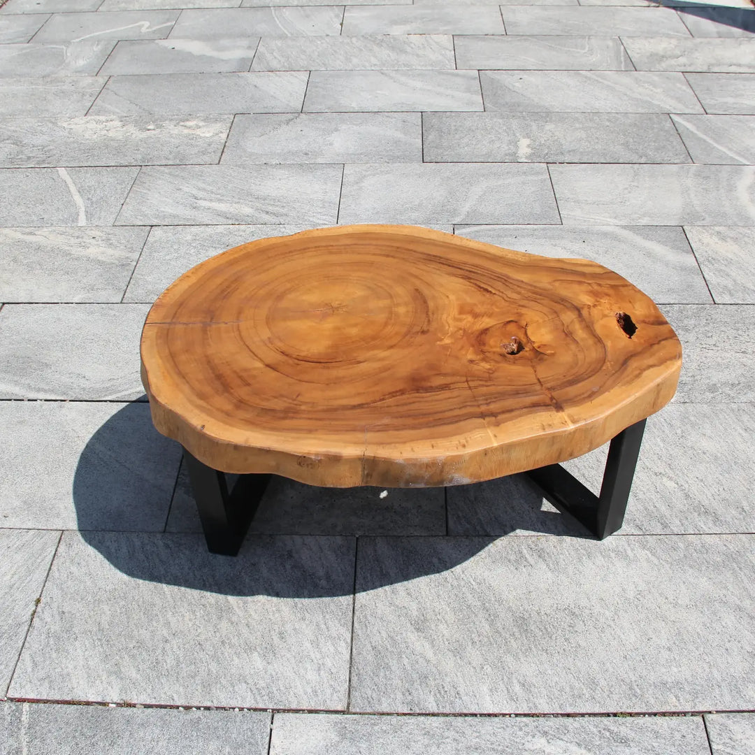 `Kleiner Couchtisch aus heller Akazien-Baumscheibe (99 x 70 x 43 cm, 8 cm starke Platte) in organischer Nierenform, Massivholz-Unikat im skandinavischen Naturholz-Look für kleine Wohnzimmer und Leseecken in der Schweiz`
