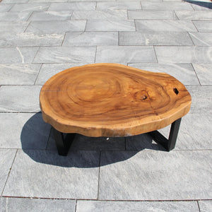 `Kleiner Couchtisch aus heller Akazien-Baumscheibe (99 x 70 x 43 cm, 8 cm starke Platte) in organischer Nierenform, Massivholz-Unikat im skandinavischen Naturholz-Look für kleine Wohnzimmer und Leseecken in der Schweiz`
