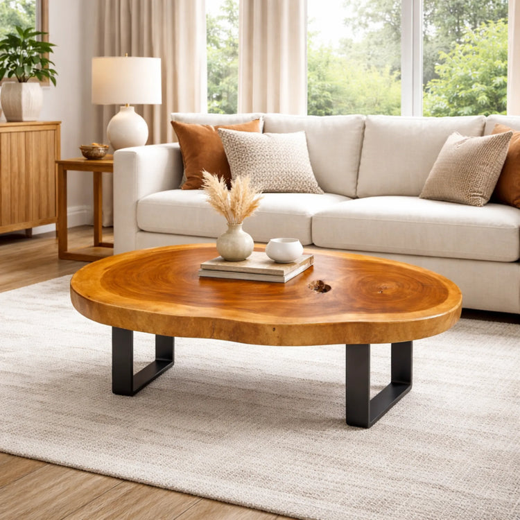 Ovaler Holzstamm-Couchtisch aus massiver Akazien-Baumscheibe (114 x 67 x 43 cm, ca. 8 cm starke Platte) mit Baumkante und sichtbaren Jahresringen, Naturholz-Unikat als Wohnzimmertisch für L-Sofa, Lounge-Ecke oder offenen Wohn-/Essbereich in der Schweiz