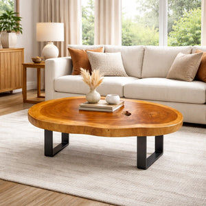 Ovaler Holzstamm-Couchtisch aus massiver Akazien-Baumscheibe (114 x 67 x 43 cm, ca. 8 cm starke Platte) mit Baumkante und sichtbaren Jahresringen, Naturholz-Unikat als Wohnzimmertisch für L-Sofa, Lounge-Ecke oder offenen Wohn-/Essbereich in der Schweiz