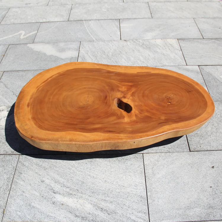 Ovaler Holzstamm-Couchtisch aus massiver Akazien-Baumscheibe (114 x 67 x 43 cm, ca. 8 cm starke Platte) mit Baumkante und sichtbaren Jahresringen, Naturholz-Unikat als Wohnzimmertisch für L-Sofa, Lounge-Ecke oder offenen Wohn-/Essbereich in der Schweiz